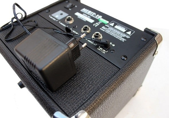 Adaptador de corriente 9v-12v. Teclados  -(+)-