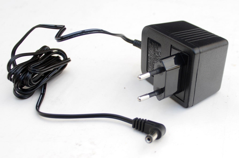 Adaptador de corriente 9v-12v. Teclados  -(+)-
