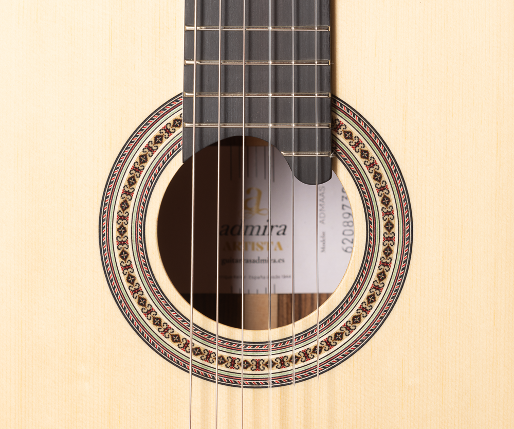 GUITARRA CLÁSICA ADMIRA ARTISTA SERIE CONSERVATORIO TAPA ABETO FONDO SANTOS
