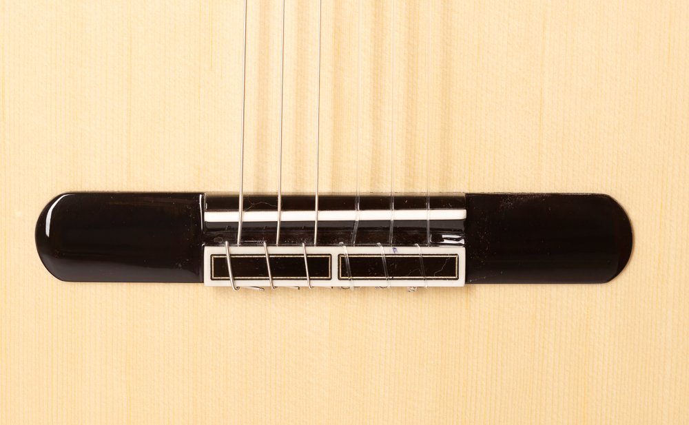 GUITARRA CLÁSICA ADMIRA ARTISTA SERIE CONSERVATORIO TAPA ABETO FONDO SANTOS