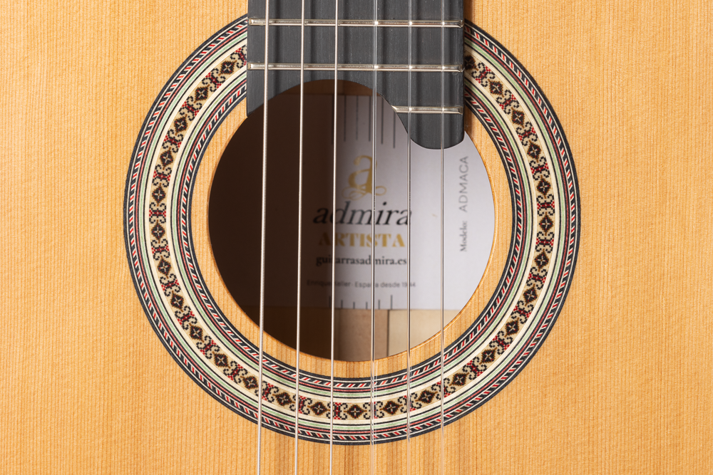 GUITARRA CLÁSICA ADMIRA ARTISTA SERIE CONSERVATORIO TAPA CEDRO FONDO ARCE