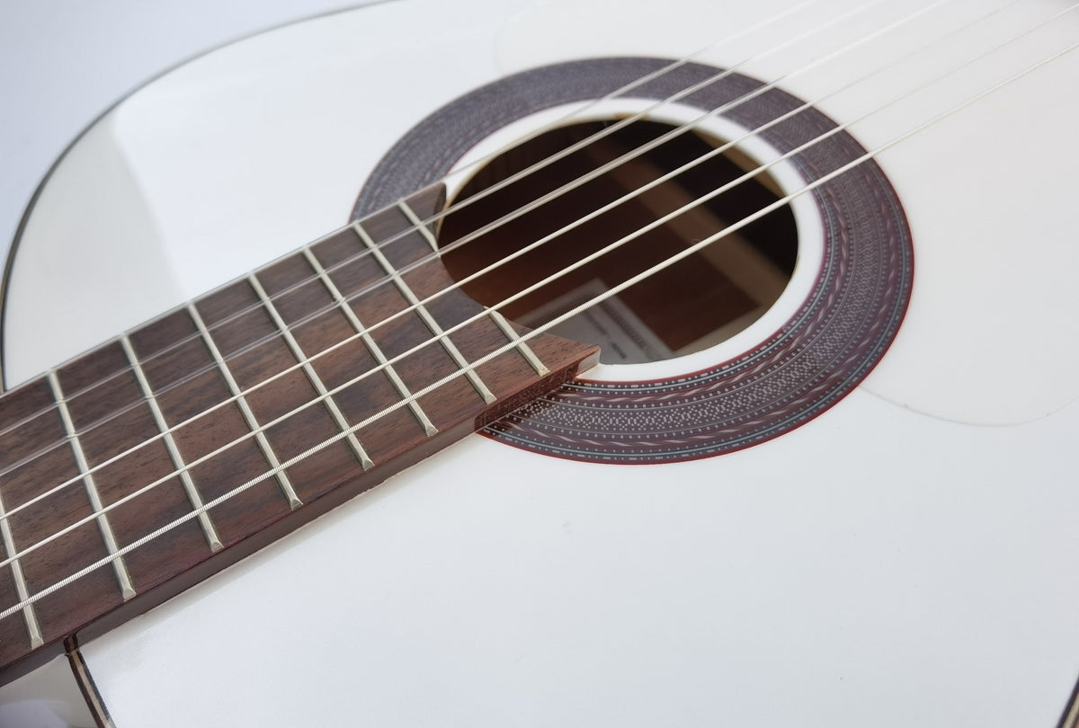 Vicente Tatay Perla Guitarra Flamenca Blanca de Cipres (Sicomoro) y Tapa Maciza, Pintada de Blanco Perlado