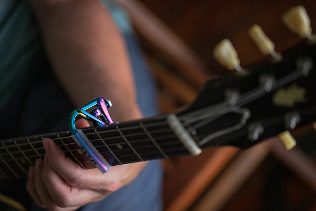 CEJILLA SHUBB CAPO ROYALE PARA ACÚSTICA y ELÉCTRICA PAUA PEARL 