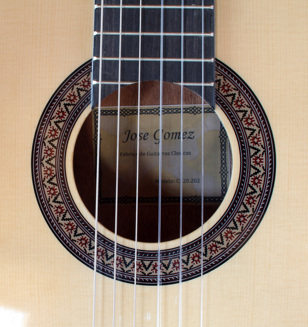 C320.202-3/4 Guitarra Clasica Vicente Tatay Cadete 3/4 Tiro 580mm - Fondo de Sapeli con Tapa de Abeto - Acabado Brillo