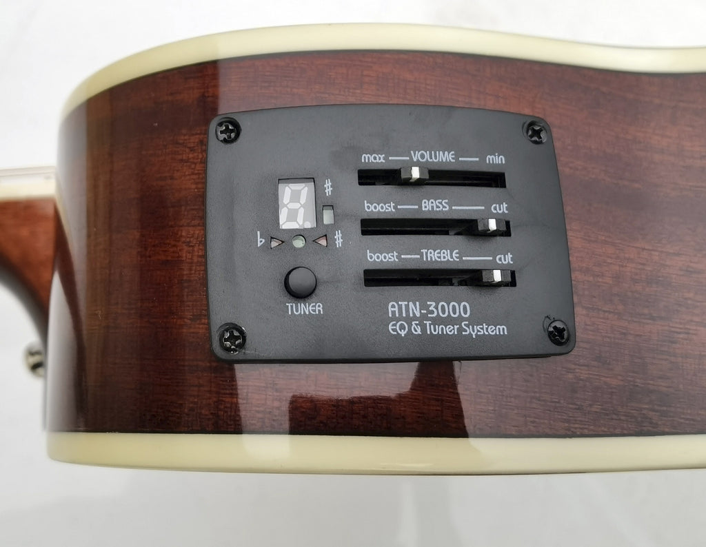 C331.646NMEQ  Guitarra Electroacustica  Baffin Mini Jumbo tipo APX de Sapeli y EQ con Afinador Acabado Brillo