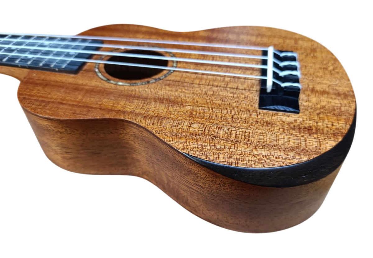 C380.101V  Egmond Ukelele Concierto de Sapeli Todo Macizo