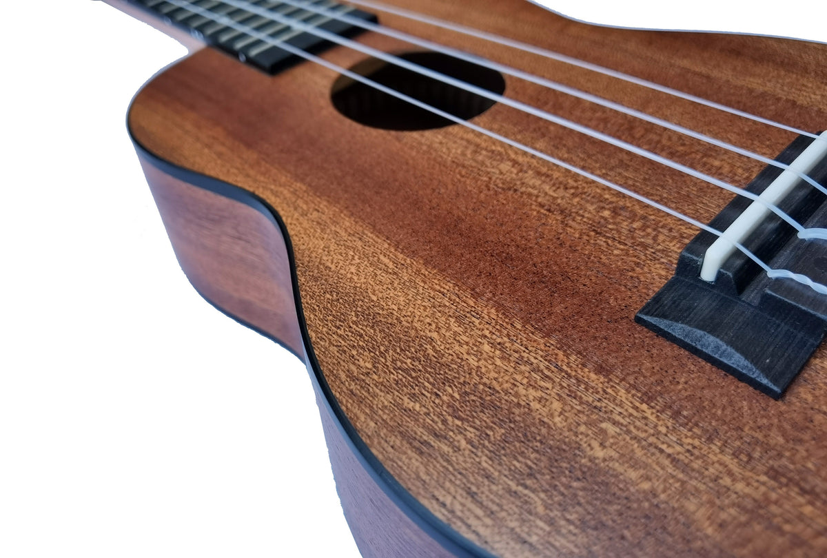 Egmond C380.091   Ukelele Soprano de sapeli mate Binding Blanco