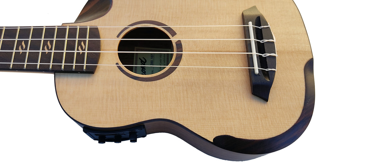 Egmond C380.107EQ  Ukelele Soprano Amplificado de Koa y Tapa Maciza