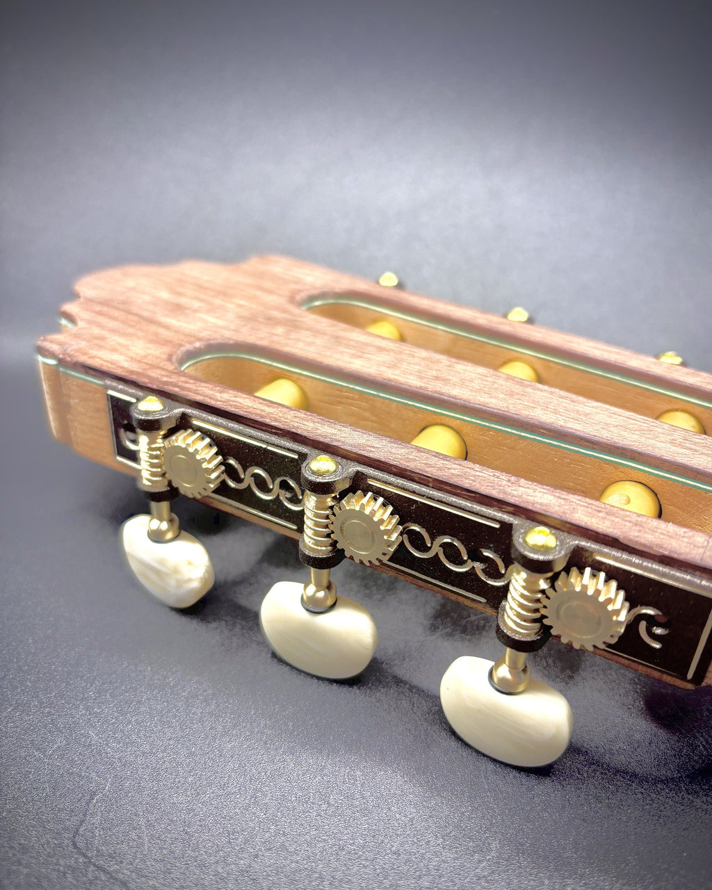 Clavijero de precision Aparicio B&C modelo Sevilla Oxido con Palomilla Marfil y Poste Dorado