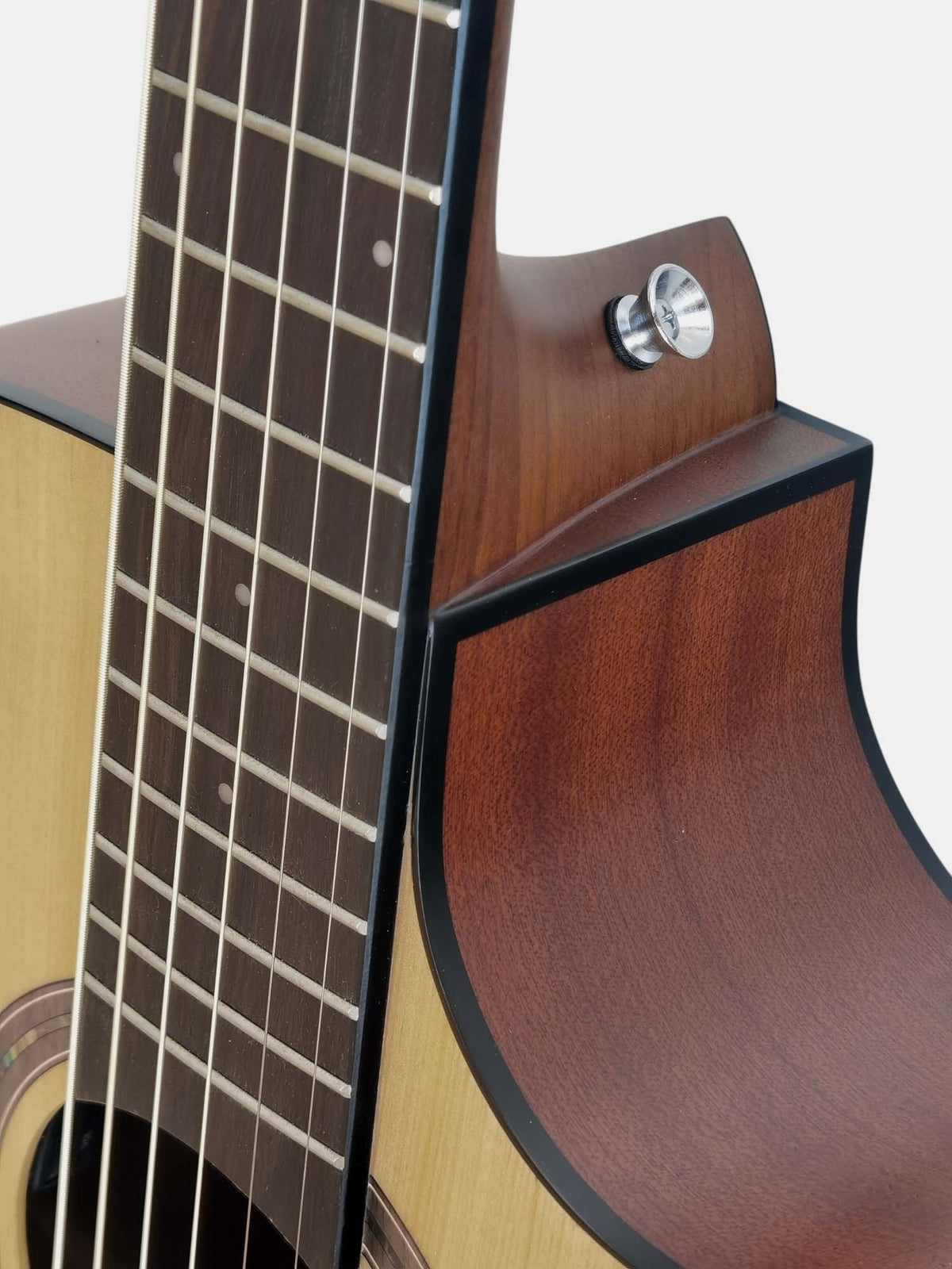 Egmond AV-21 – Guitarra Electroacústica Mini Jumbo Amplificada