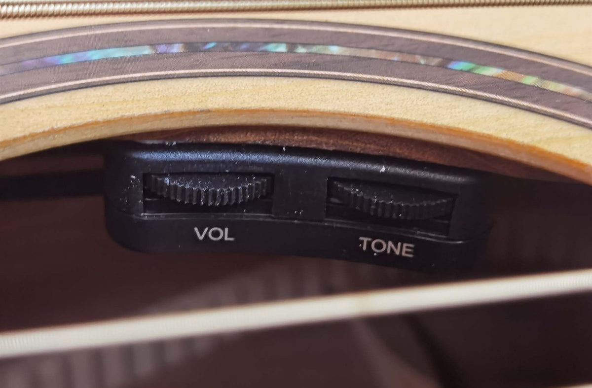 Egmond AV-21 – Guitarra Electroacústica Mini Jumbo Amplificada