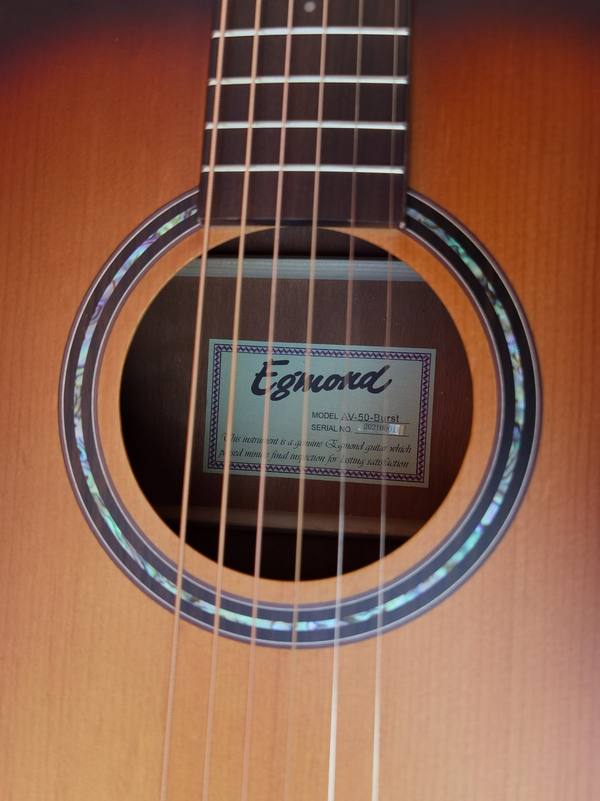 Egmond AV-50 Burst – Guitarra Acústica Dreadnought con Tapa Maciza de Abeto y Acabado Sunburst