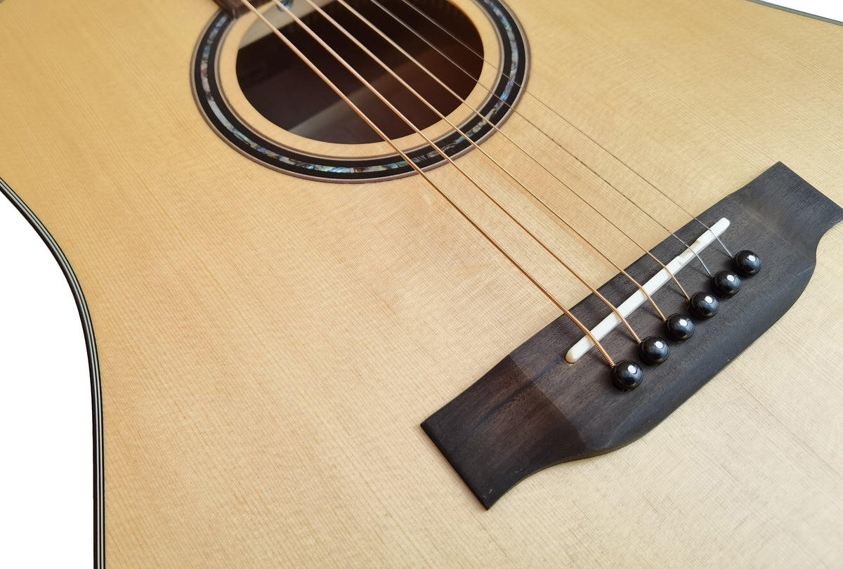 Egmond AV-50 – Guitarra Acústica Dreadnought con Tapa Maciza de Abeto