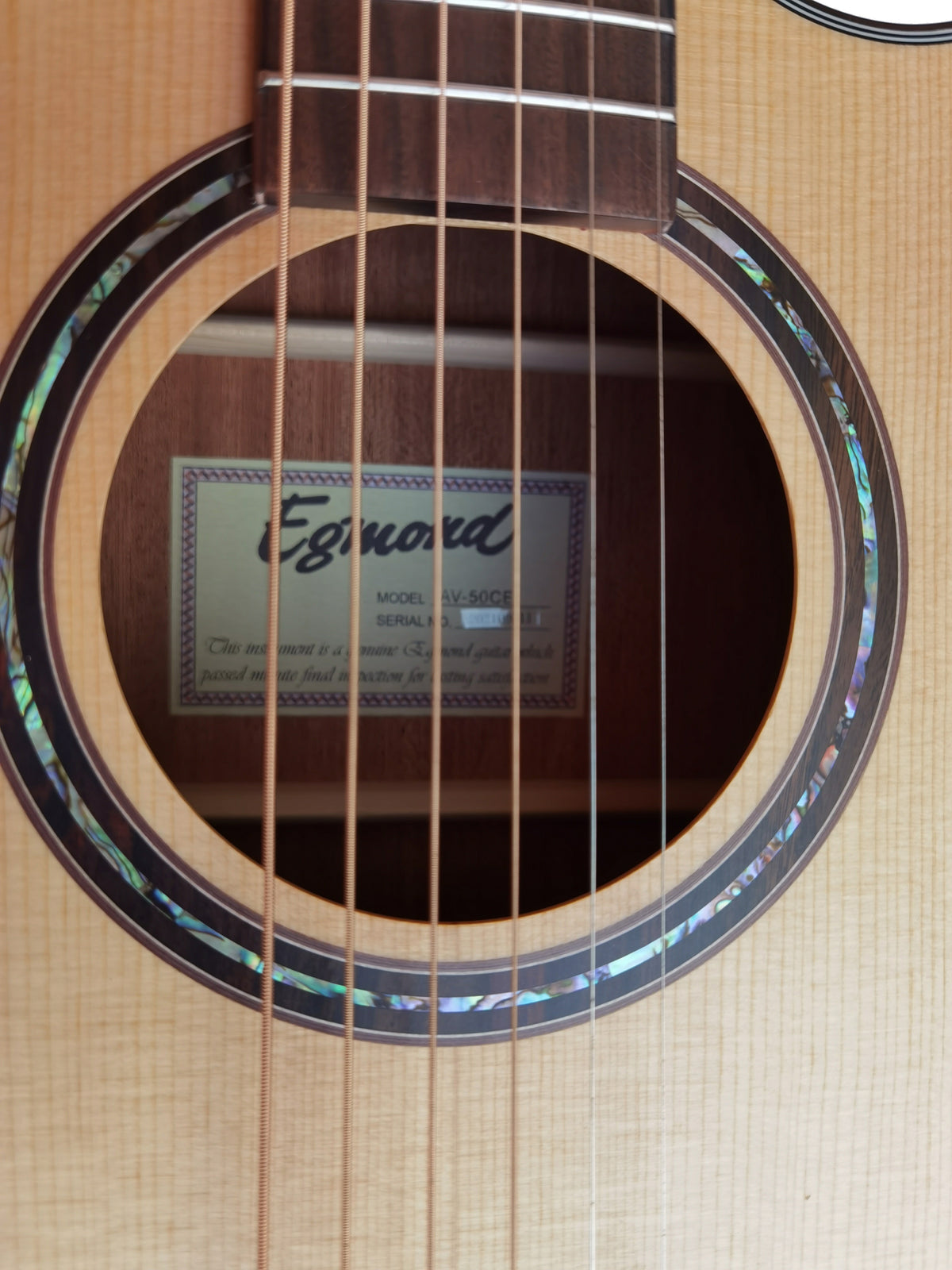 Egmond AV-50CE – Guitarra Electroacústica Dreadnought con Cutaway, Tapa Maciza de Abeto y Previo Fishman Presys II