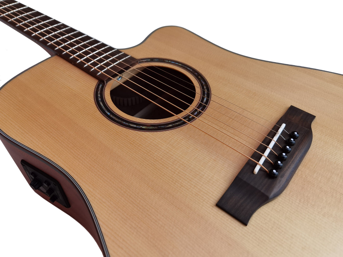 Egmond AV-50CE – Guitarra Electroacústica Dreadnought con Cutaway, Tapa Maciza de Abeto y Previo Fishman Presys II