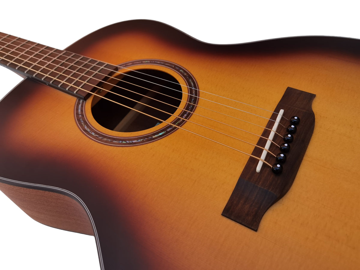 Egmond AV-51 Burst – Guitarra Acústica Grand Auditorium con Tapa Maciza de Abeto y Acabado Sunburst