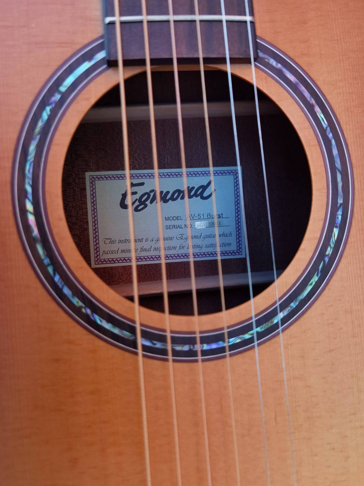 Egmond AV-51 Burst – Guitarra Acústica Grand Auditorium con Tapa Maciza de Abeto y Acabado Sunburst
