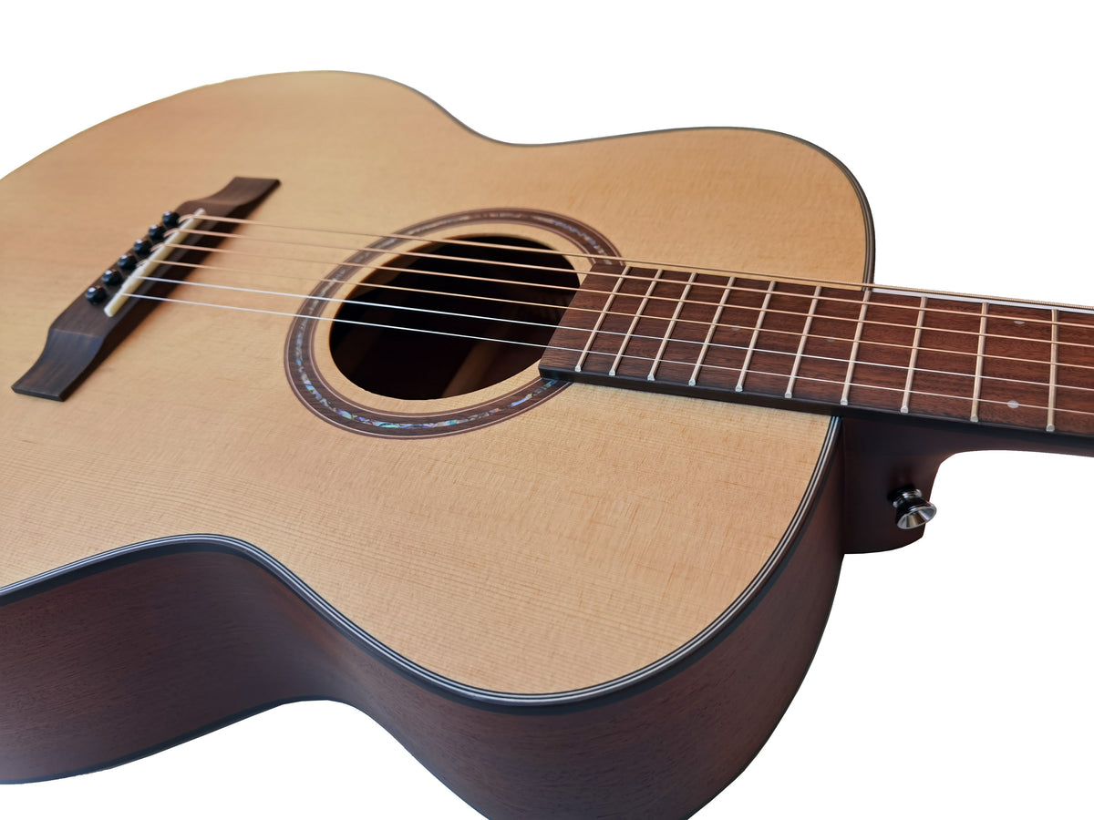 Egmond AV-51 – Guitarra Acústica Grand Auditorium con Tapa Maciza de Abeto