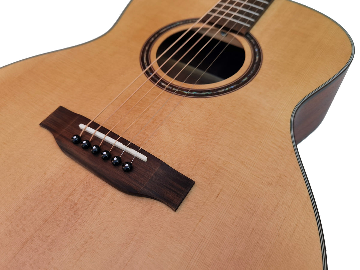Egmond AV-51 – Guitarra Acústica Grand Auditorium con Tapa Maciza de Abeto