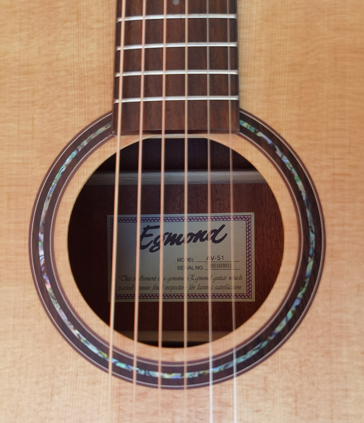 Egmond AV-51 – Guitarra Acústica Grand Auditorium con Tapa Maciza de Abeto