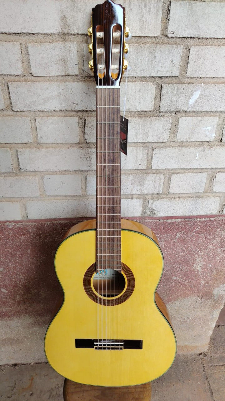 Outlet A53 - C320.580 Guitarra Flamenca Vicente Tatay con Golpe en la Tapa Con - Fondo de Sicomoro con Tapa de Abeto - Acabado