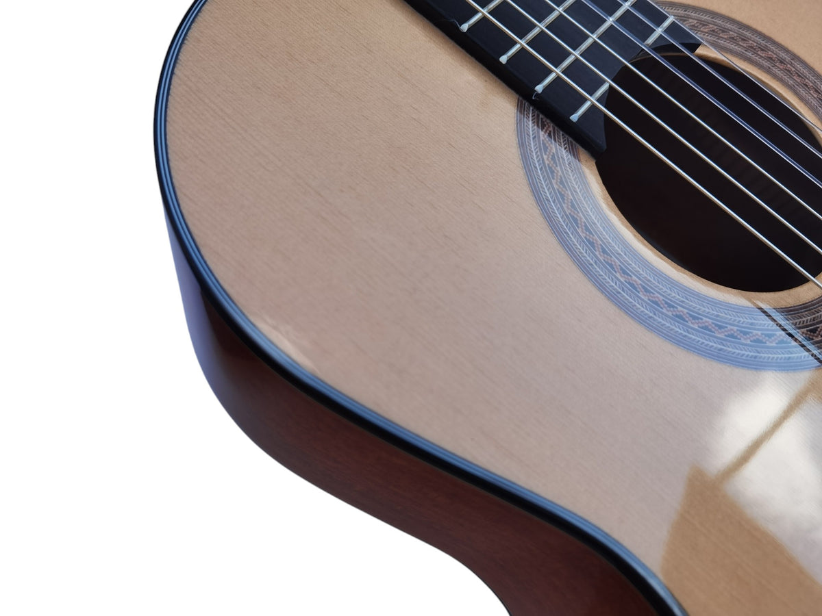 Vicente Tatay C320.302C Guitarra Clasica - Fondo de Sapeli con Tapa de Abeto - Acabado Brillo