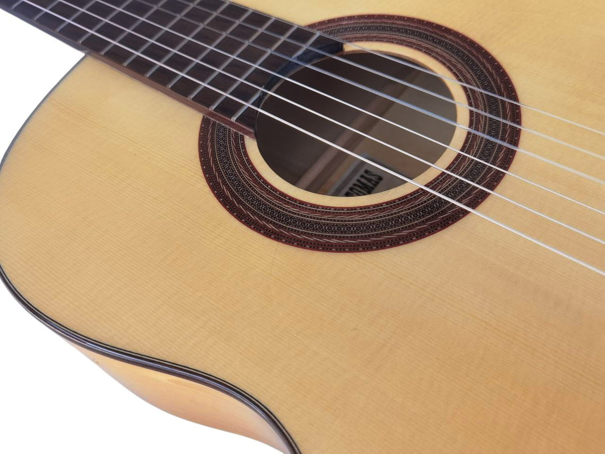 Vicente Tatay C320.560 – Guitarra Flamenca con Tapa de Abeto, Cuerpo de Sicomoro, Alma Ajustable y Golpeador
